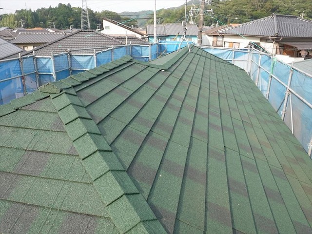 多治見市で金属屋根材「ディプロマット」屋根カバー工事が完成！棟や端部の仕上がり、雨漏りの心配もなくなった